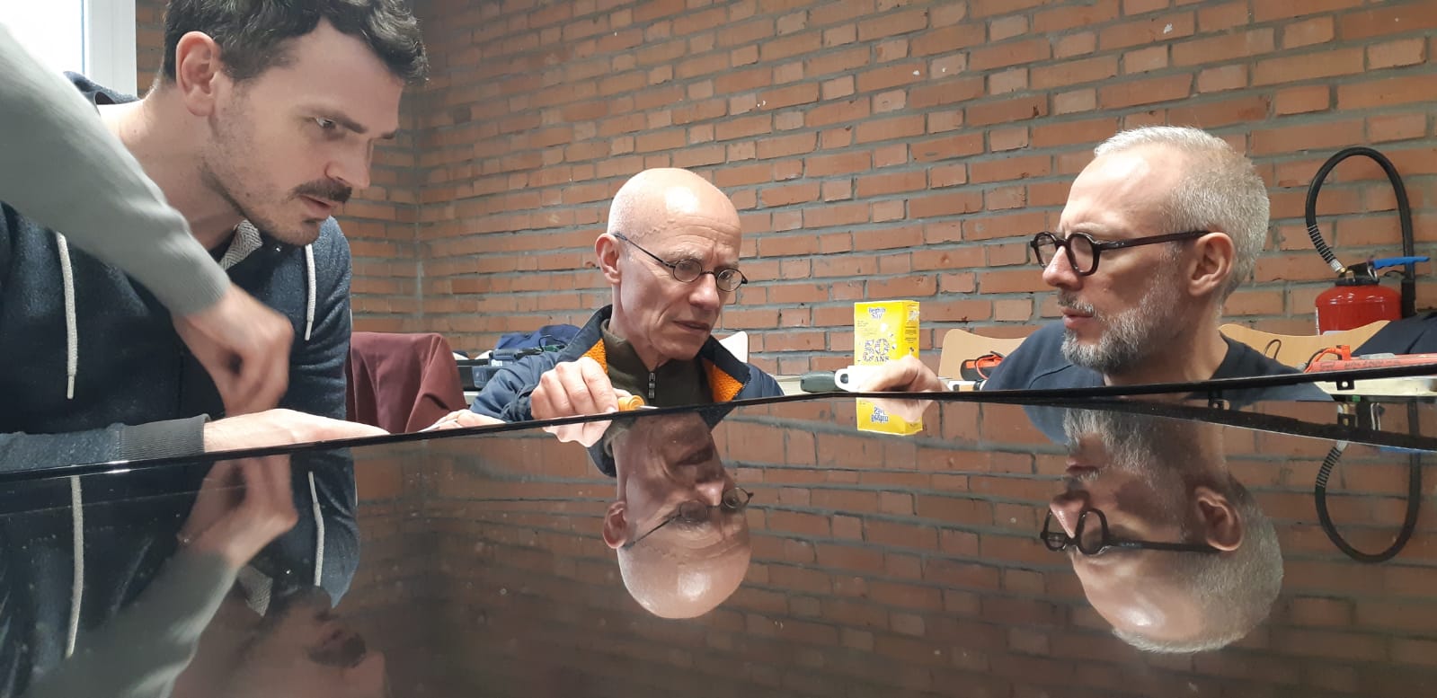 Quand on passe derrière l’écran